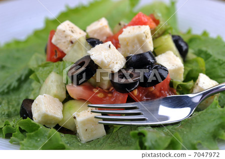 salat with feta cheese and fresh vegetables 7047972