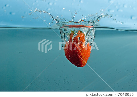 strawberry in water 7048035