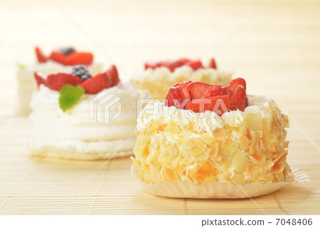 Small cakes Small cakes 7048406
