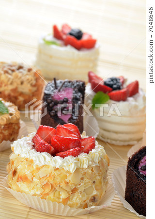 Small cakes Small cakes 7048646