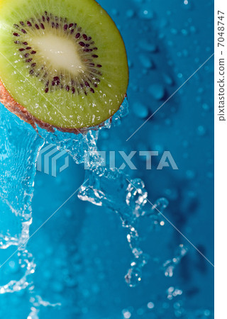 water on kiwi 7048747