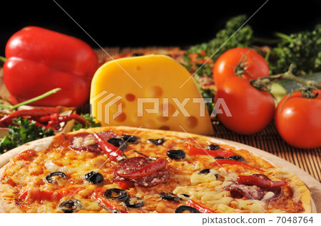 pizza with cheese 7048764