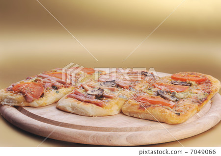 three small pizzas 7049066