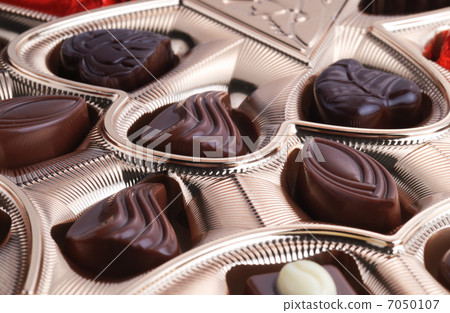 chocolates in foil box chocolates in foil box 7050107
