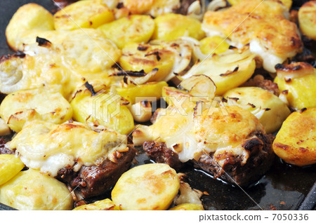 chicken with potato 7050336