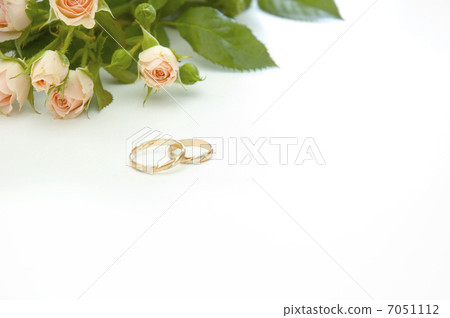 rings and roses 7051112