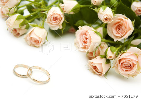rings and roses 7051179