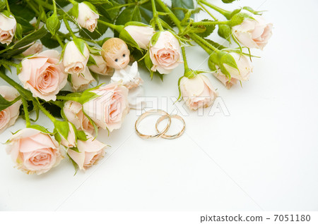rings and roses 7051180