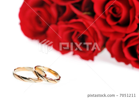 red roses and ring 7051211