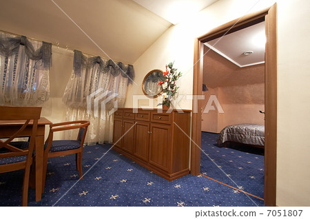 flowers and mirror 7051807