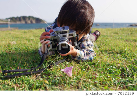 A small photographer shooting with a rangefinder camera A small photographer shooting with a rangefinder camera 7052139