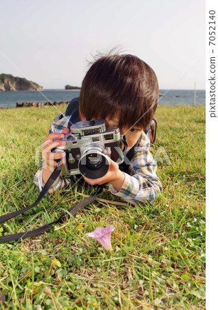 一位小型攝影師用測距儀拍攝 7052140