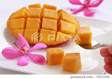 芒果和拿起勺子和手 7053309