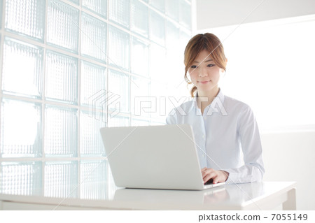 使用筆記型電腦的女商人 使用筆記型電腦的女商人 7055149