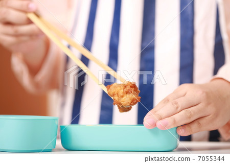 在午餐盒的母親的手包裝雞煎蛋 7055344