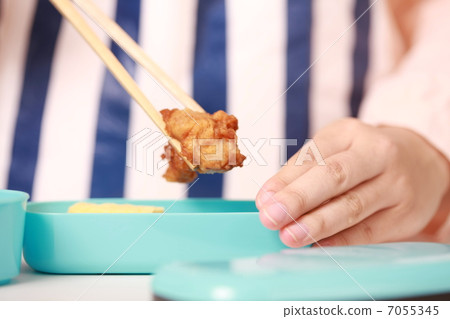 在午餐盒的母親的手包裝雞煎蛋 在午餐盒的母親的手包裝雞煎蛋 7055345