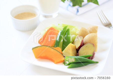 Warm vegetables 7056160