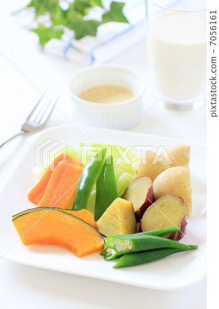 Warm vegetables 7056161