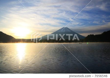 松蔭湖和富士山的早晨 7056546