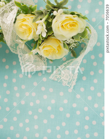 淺藍色波爾卡圓點和黃玫瑰 7056639