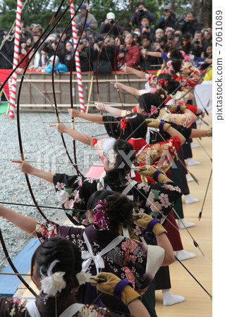 Kyoto · Sanjusangen-dodo · Noriya (large convention) New adults in a clear clothes gather with a bow. 7061089