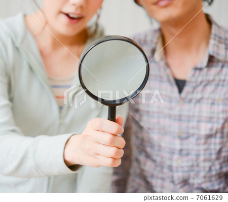 A couple looking in the loupe 7061629