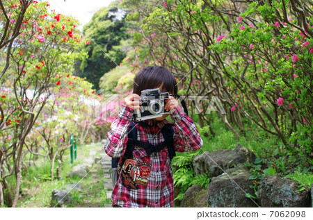 A small photographer shooting with a rangefinder camera A small photographer shooting with a rangefinder camera 7062098