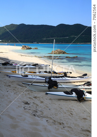 Sea kayaking 7062564