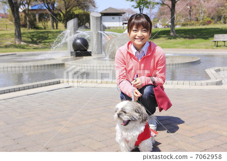 西施犬和一位年輕女士 7062958