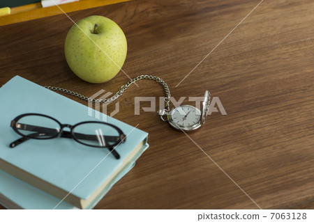 Apples and books 7063128