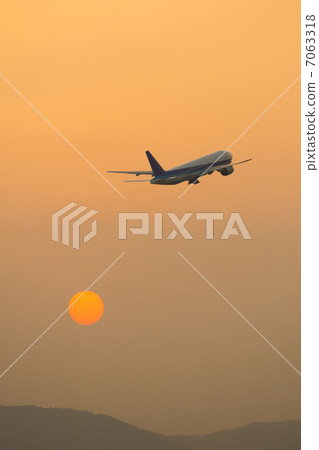 Passenger plane to take off at sunset 7063318