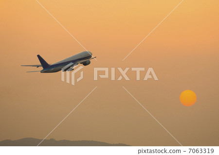 Passenger plane to take off at sunset 7063319