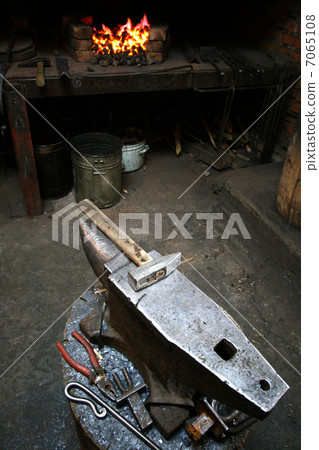 hammer and anvil 7065108