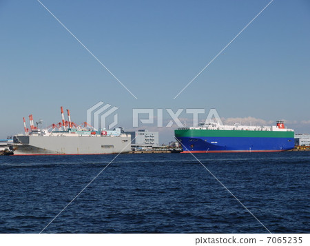 Scenery of a car carrier handling cargo at Yokohama Port 7065235