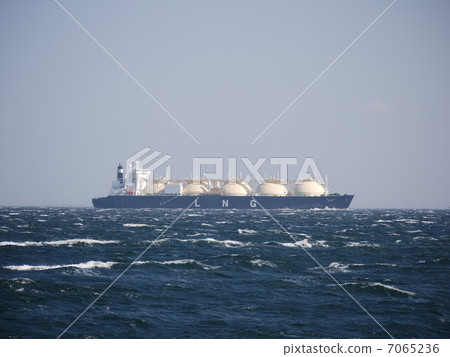 A view of an LNG tanker leaving Tokyo Bay 7065236