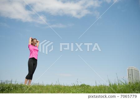 婦女在戶外伸展 7065779