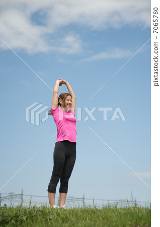 Women stretching outdoors Women stretching outdoors 7065780