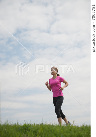 在戶外跑步的女性 7065781