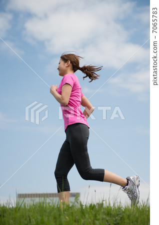 在戶外跑步的女性 在戶外跑步的女性 7065783