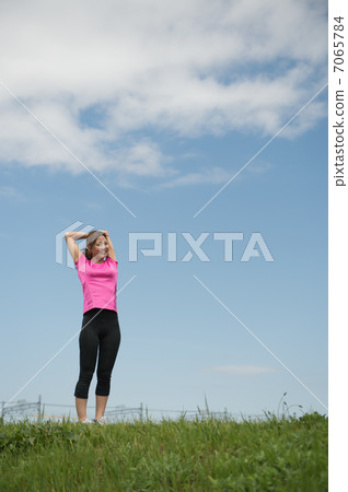 Women stretching outdoors Women stretching outdoors 7065784