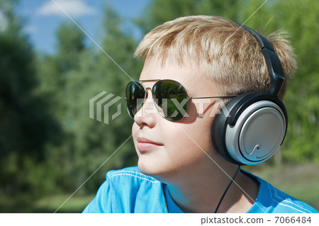 boy listening to music through headphones 7066484