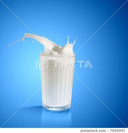 Fresh milk in the glass Fresh milk in the glass 7068945