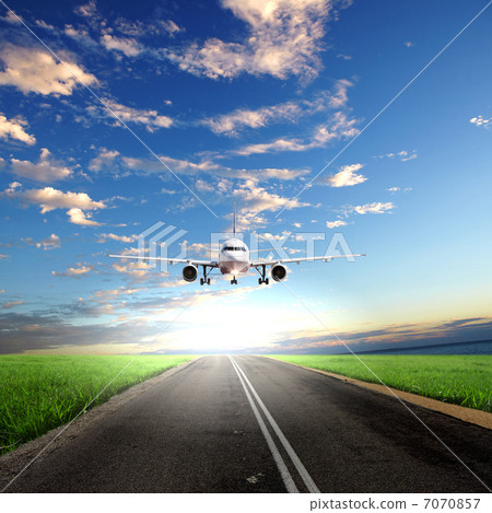 Image of a white passenger plane 7070857