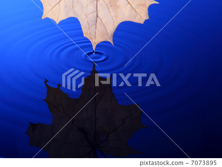 Drop of water falling into the water 7073895