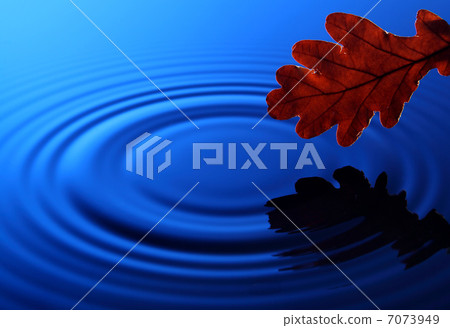 Drop of water falling into the water 7073949