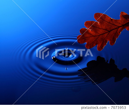 Drop of water falling into the water 7073953