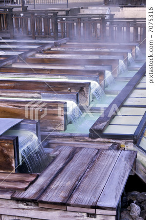 草津溫泉的Yubatake 7075316