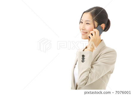 一位女士正在用智慧型手機打電話 一位女士正在用智慧型手機打電話 7076001