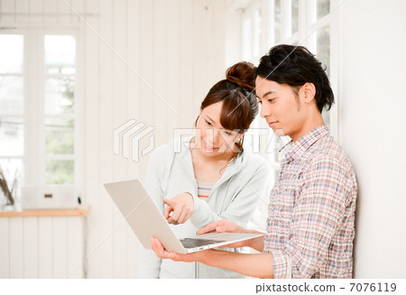 Couple looking at pc 7076119