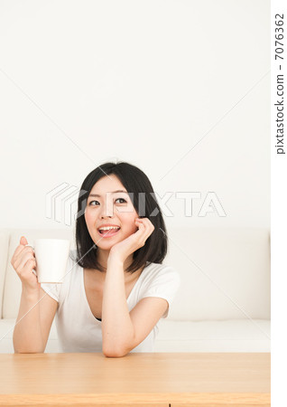 A woman with a mug in the room 7076362